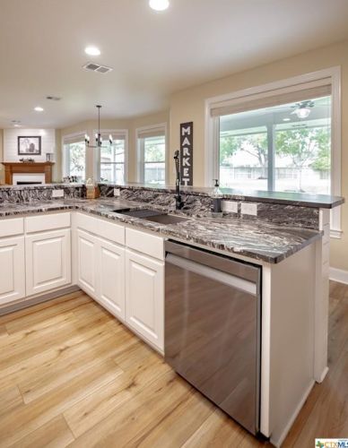 101 Legend Dr, Victoria TX  77904-3854 exterior