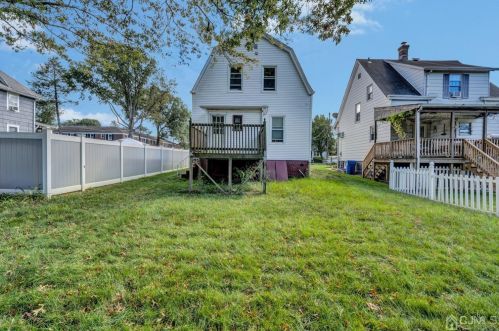 30 Freeman St, Woodbridge NJ  07095-3423 exterior