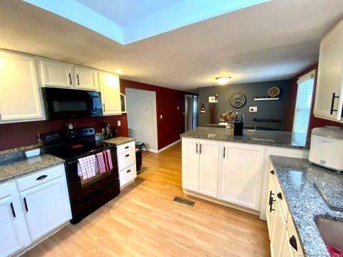 4 Poulin Dr, Putnam CT  06260-1010 exterior