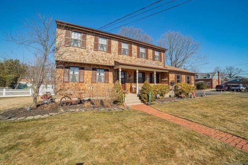 3 Cord Ave, Babylon, NY 11704-7502