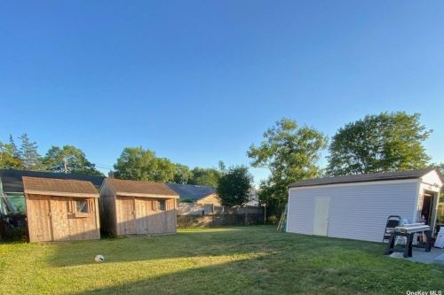 140 Booker Ave, Wheatley Heights NY  11798-4520 exterior