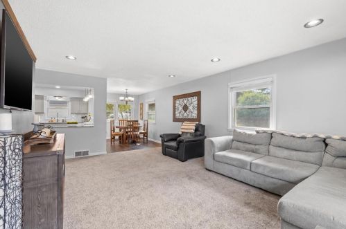 335 Elwin Dr, Mukwonago, WI 53149-1150