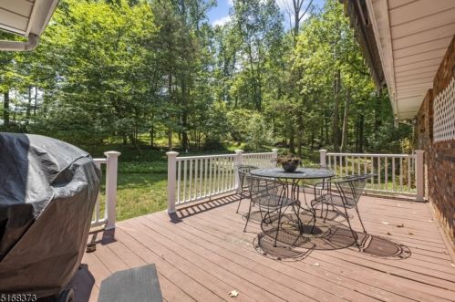 46 Brookside Dr, Warren NJ 07059-7025 exterior