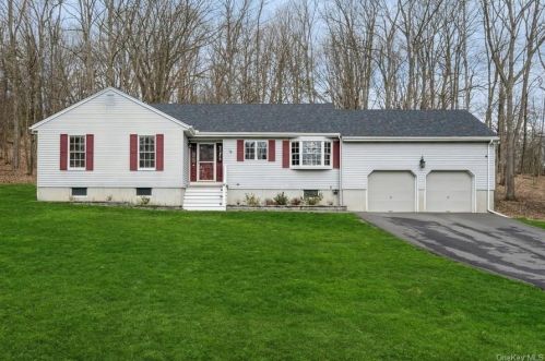 4 Lakeview Dr, Warwick, NY 10990-3026