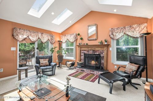 32 Alpine Trl, Tinton Falls, NJ 07712-7725