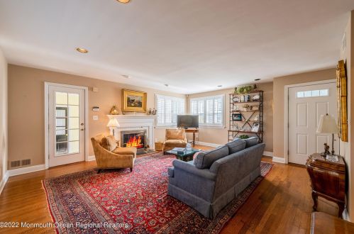 4 Laurel Dr, Little Silver NJ 07739-1416 exterior