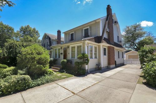 196 Carnation Ave, Floral Park, NY 11001-3133