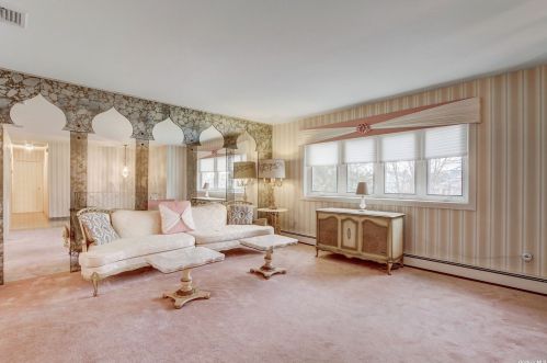 3756 Harbor Blvd, Seaford, NY 11783-3118