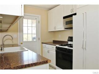 43 Hearthstone Ct, Stamford CT  06902-4307 exterior