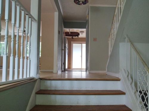 1107 Stonegate Rd, Shrub Oak, NY 10588-1805