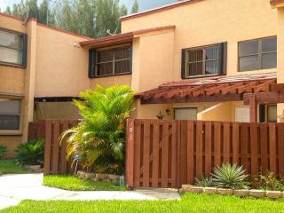 261 Park Dr, Miami, FL 33172-5405