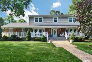 1 Club Ct, Holtsville, NY 11742-1006
