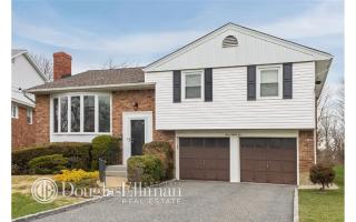 395 Links Dr, Rockville Centre, NY 11572-5616