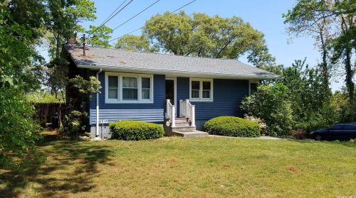 77 Aster Ave, Holtsville, NY 11742-1741