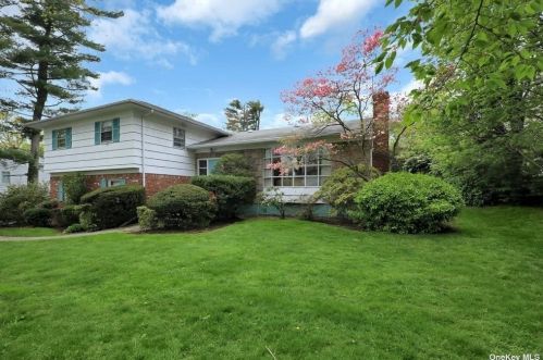 3 Arleigh Rd, Great Neck, NY 11021-1308