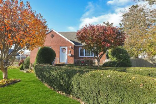 28 Buena Vista Blvd, North Lindenhurst, NY 11757-6511