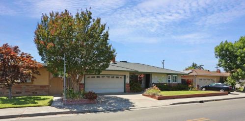 13 Ham Ln, Lodi, CA 95242-2700