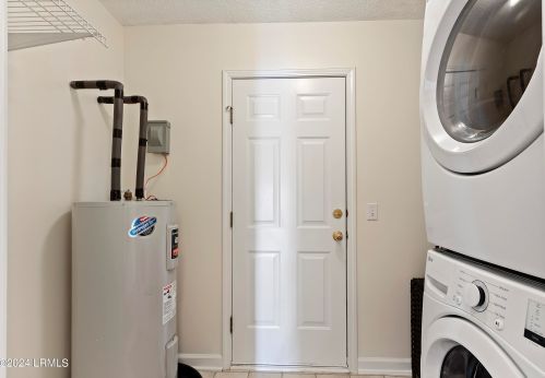 4 Lakeside Dr, Bluffton SC  29910-8015 exterior