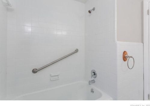 24 Hotchkiss Rd, Farmington CT  06032-2810 exterior