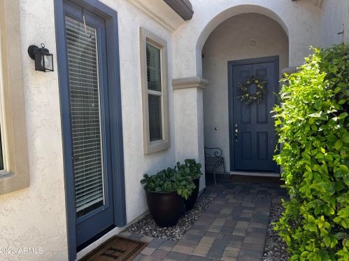 953 Horseshoe Pl, Chandler, AZ 85249
