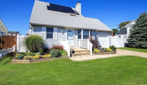 72 Saltaire Rd, North Lindenhurst, NY 11757-6829