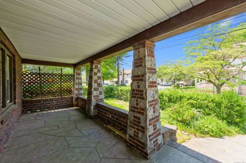 200 1st Ave, New Hyde Park NY  11040-4809 exterior