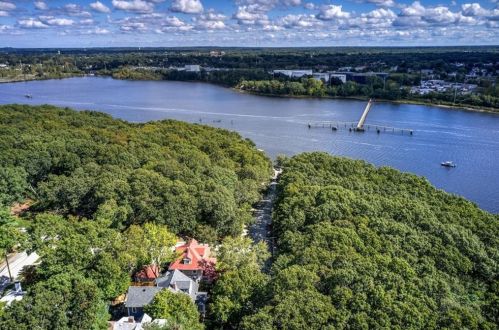 690 Angell St, Providence RI 02906-5309 exterior