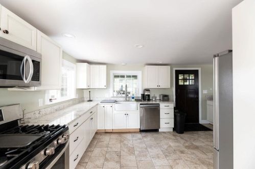 2 Howard St, Salem NH  03079-2565 exterior