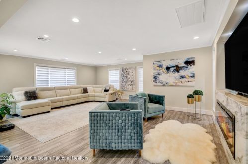 4 Windsor Ct, Jackson Twp NJ  08527-1214 exterior