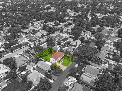 24 Gary St, North Lindenhurst NY  11757-3842 exterior