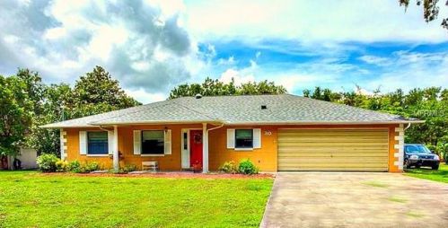30 Palm Dr, Howey In The Hills FL  34797-3011 exterior