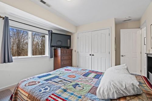 86 Crosswinds Dr, Groton CT  06340-4870 exterior