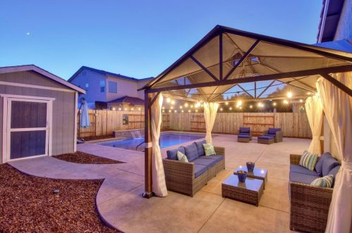 9674 Two Harbors Dr, Elk Grove CA  95624-4491 exterior