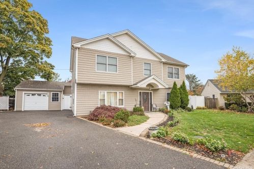 8 Helen Ct, Bethpage, NY 11714-1502