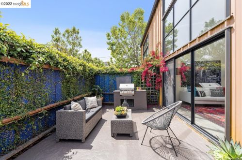 2858 Helen St, Oakland CA  94608-4028 exterior