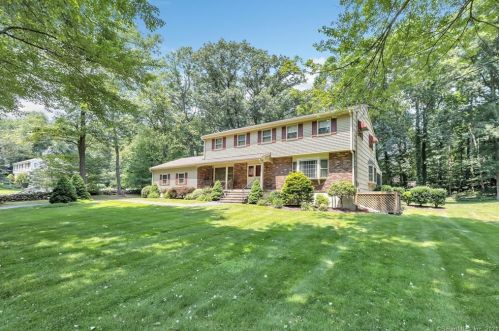 42 Cobblers Hill Rd, Bridgeport, CT 06611-3304