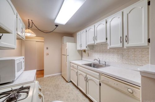 4 Church Ln, Valley Cottage, NY 10989-1935