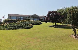 1076 Huntington Dr, Bedford, VA 24523-5710