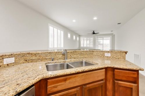 7500 Abbey Cir, Elk Grove CA  95757-5103 exterior