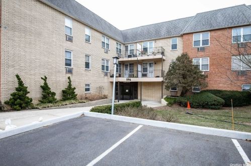 596 Broadway, Lynbrook NY  11563-3946 exterior