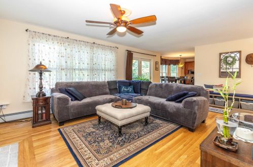 8 Canter Ct, Nashua NH  03063-2929 exterior