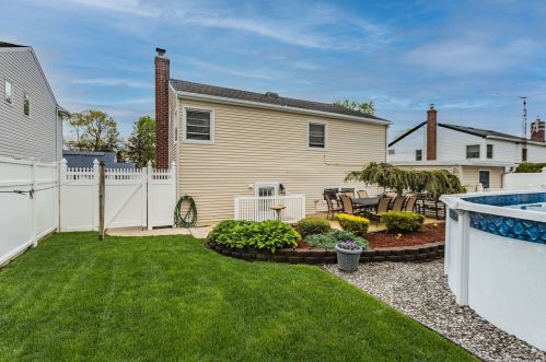 17 Chyam St, Babylon, NY 11703-1401