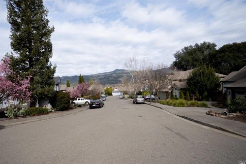 137 Renz Ln, Geyserville, CA 95441-9697
