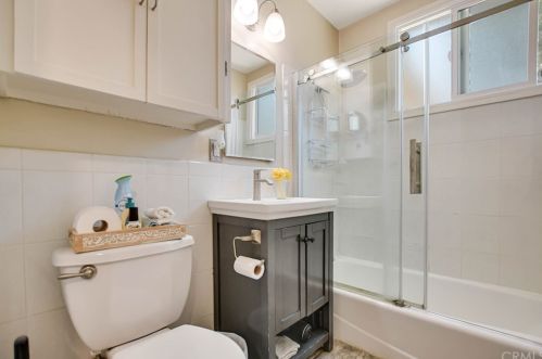 5719 Pennswood Ave, Lakewood CA  90712-1819 exterior