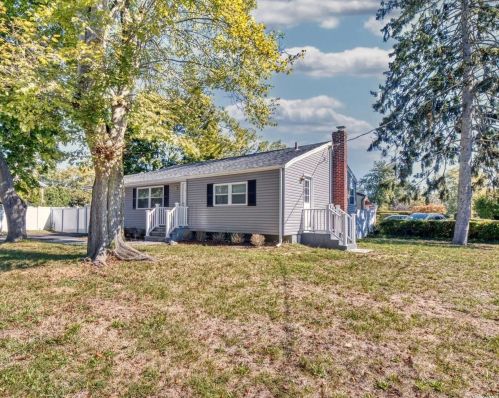 77 Andrews Ave, Wheatley Heights NY  11798-1833 exterior