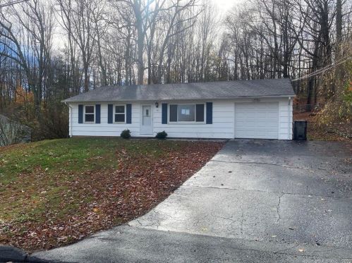 14 Country Club Dr, Gales Ferry, CT 06339-1713