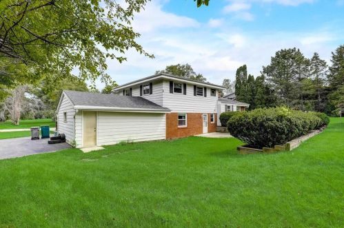 11315 Glenbrook Ln, Thiensville WI  53092-3113 exterior