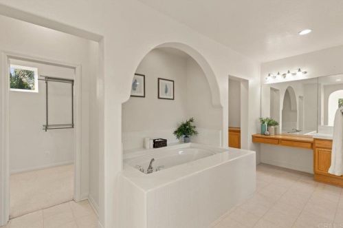 7507 Mona Ln, San Diego CA 92130-5621 exterior