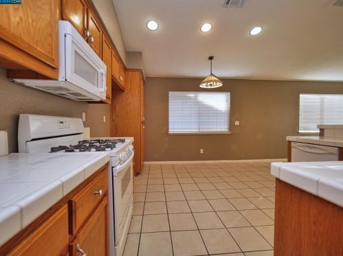 1062 Schadeck St, Manteca CA  95336-5956 exterior