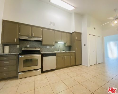 814 Lightcap St, Lancaster CA 93535-2720 exterior